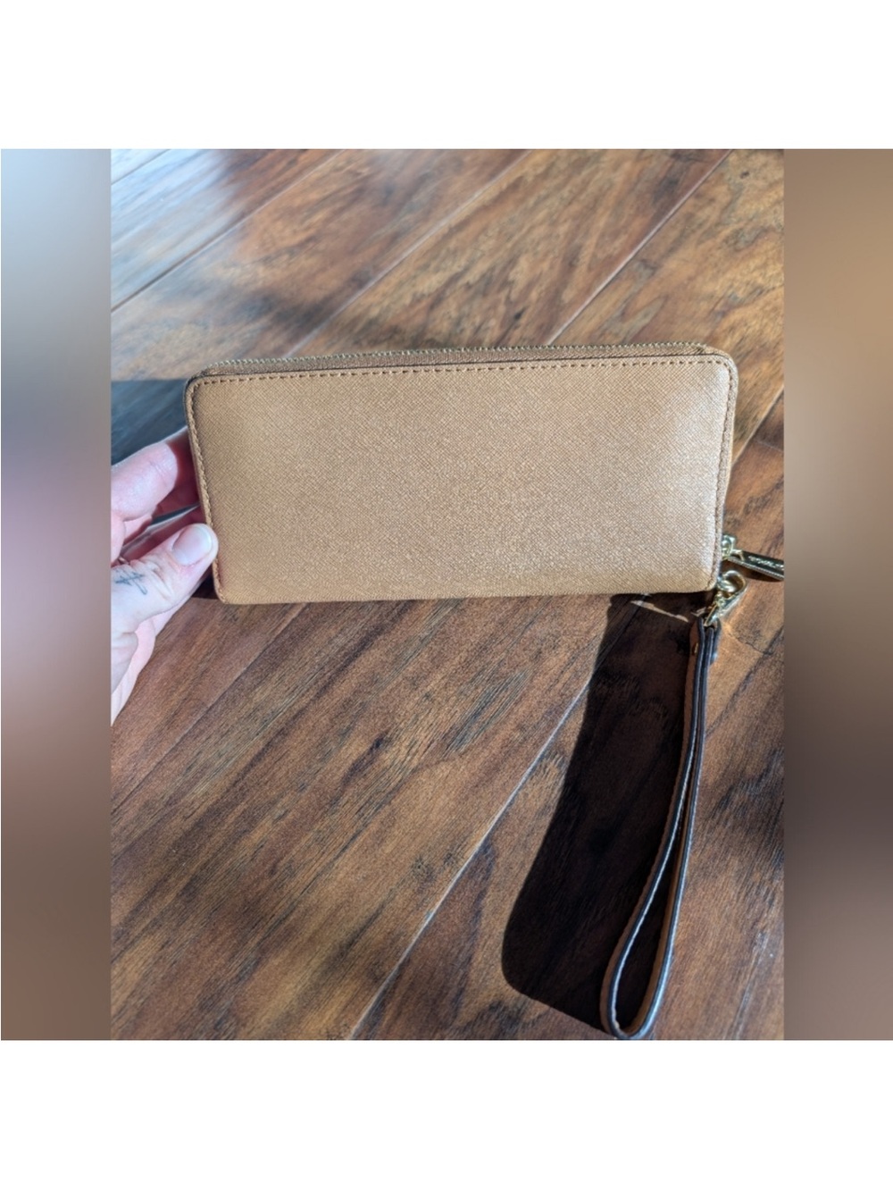 Michael Kors Tan Saffiano Zip Wallet EUC - Picture 2 of 4